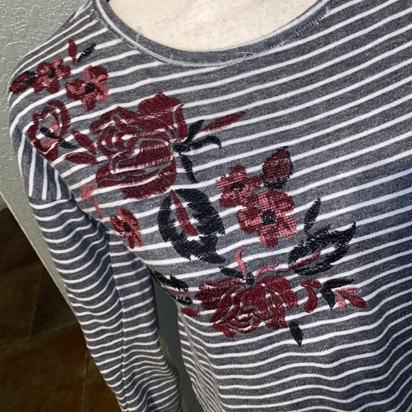 Altar’d state top - Picture 4 of 4